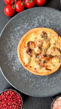 Turta ya da kiş, ekşi bir tart tavuk ve mantarla, baharatlar ve otlar koyu beton arka planda. Tavuklu yuvarlak kiş.