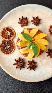 Elmalı, şeftalili, kremalı ve fındıklı tatlı turta. Meyve dilimli mini tatlı tart.