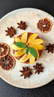 Elmalı, şeftalili, kremalı ve fındıklı tatlı turta. Meyve dilimli mini tatlı tart.