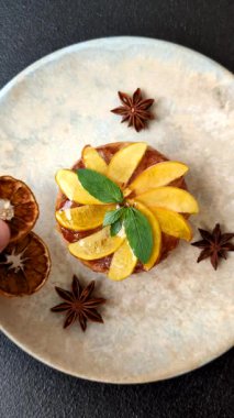 Elmalı, şeftalili, kremalı ve fındıklı tatlı turta. Meyve dilimli mini tatlı tart.