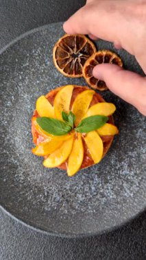 Elmalı, şeftalili, kremalı ve fındıklı tatlı turta. Meyve dilimli mini tatlı tart.