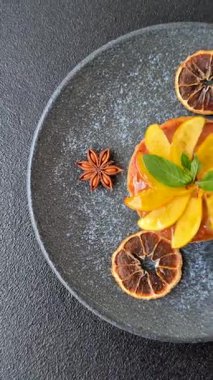 Elmalı, şeftalili, kremalı ve fındıklı tatlı turta. Meyve dilimli mini tatlı tart.