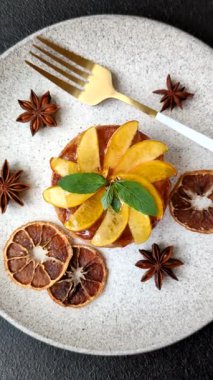 Elmalı, şeftalili, kremalı ve fındıklı tatlı turta. Meyve dilimli mini tatlı tart.