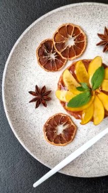 Elmalı, şeftalili, kremalı ve fındıklı tatlı turta. Meyve dilimli mini tatlı tart.