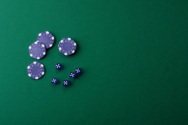 Fişler, bahisler ve kumarhanede risk içeren Dice poker oyunu. Dizaynınız için arka plan olarak zar pokeri