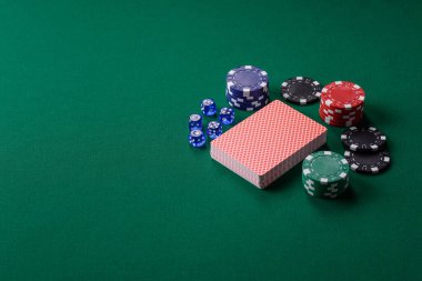 Fişler, bahisler ve kumarhanede risk içeren Dice poker oyunu. Dizaynınız için arka plan olarak zar pokeri