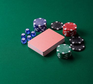 Fişler, bahisler ve kumarhanede risk içeren Dice poker oyunu. Dizaynınız için arka plan olarak zar pokeri