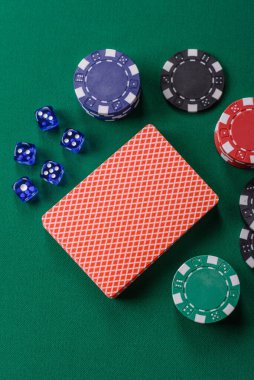 Fişler, bahisler ve kumarhanede risk içeren Dice poker oyunu. Dizaynınız için arka plan olarak zar pokeri
