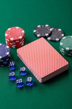Fişler, bahisler ve kumarhanede risk içeren Dice poker oyunu. Dizaynınız için arka plan olarak zar pokeri