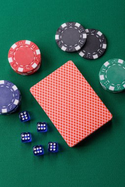 Fişler, bahisler ve kumarhanede risk içeren Dice poker oyunu. Dizaynınız için arka plan olarak zar pokeri