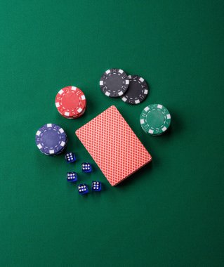 Fişler, bahisler ve kumarhanede risk içeren Dice poker oyunu. Dizaynınız için arka plan olarak zar pokeri