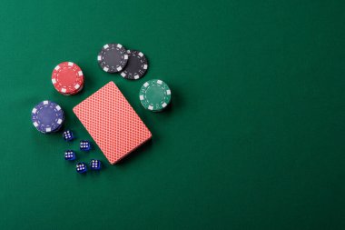 Fişler, bahisler ve kumarhanede risk içeren Dice poker oyunu. Dizaynınız için arka plan olarak zar pokeri