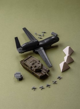 İnsansız casusluk teknolojisi ve düşmana saldıran insansız hava aracı. İHA 'lar, ülkenin işgalcilere karşı savunmasının temeli.