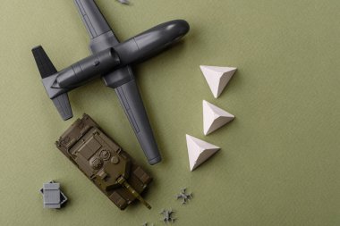 İnsansız casusluk teknolojisi ve düşmana saldıran insansız hava aracı. İHA 'lar, ülkenin işgalcilere karşı savunmasının temeli.