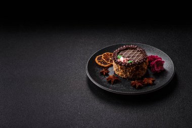 Tatlı tart, çikolatalı turta ve tabakta meyveli krema. Festival masası için çikolatalı tart tatlısı.