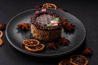 Tatlı tart, çikolatalı turta ve tabakta meyveli krema. Festival masası için çikolatalı tart tatlısı.