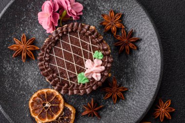 Tatlı tart, çikolatalı turta ve tabakta meyveli krema. Festival masası için çikolatalı tart tatlısı.