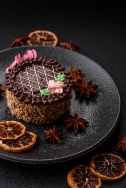 Tatlı tart, çikolatalı turta ve tabakta meyveli krema. Festival masası için çikolatalı tart tatlısı.