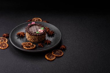 Tatlı tart, çikolatalı turta ve tabakta meyveli krema. Festival masası için çikolatalı tart tatlısı.