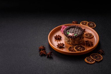 Tatlı tart, çikolatalı turta ve tabakta meyveli krema. Festival masası için çikolatalı tart tatlısı.