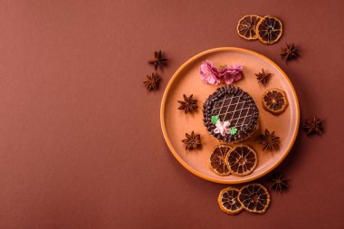 Tatlı tart, çikolatalı turta ve tabakta meyveli krema. Festival masası için çikolatalı tart tatlısı.