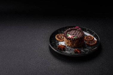 Tatlı tart, çikolatalı turta ve tabakta meyveli krema. Festival masası için çikolatalı tart tatlısı.