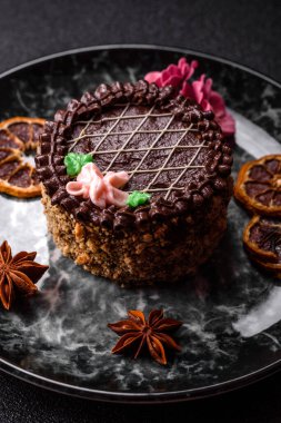 Tatlı tart, çikolatalı turta ve tabakta meyveli krema. Festival masası için çikolatalı tart tatlısı.