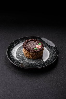 Tatlı tart, çikolatalı turta ve tabakta meyveli krema. Festival masası için çikolatalı tart tatlısı.