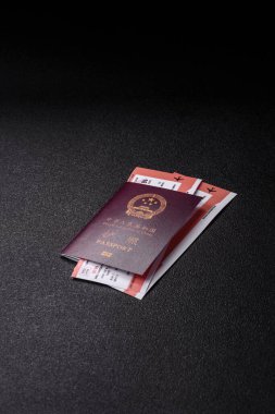 Çin, Çin pasaportu, para ve uçak biletleri. Tasarımınız için arka planda biletleri olan Çin pasaportu
