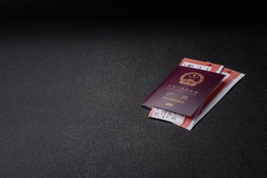 Çin, Çin pasaportu, para ve uçak biletleri. Tasarımınız için arka planda biletleri olan Çin pasaportu