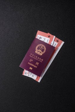 Çin, Çin pasaportu, para ve uçak biletleri. Tasarımınız için arka planda biletleri olan Çin pasaportu