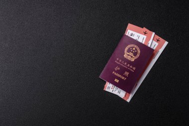Çin, Çin pasaportu, para ve uçak biletleri. Tasarımınız için arka planda biletleri olan Çin pasaportu
