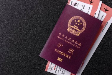 Çin, Çin pasaportu, para ve uçak biletleri. Tasarımınız için arka planda biletleri olan Çin pasaportu
