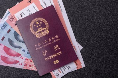 Çin, Çin pasaportu, para ve uçak biletleri. Tasarımınız için arka planda biletleri olan Çin pasaportu