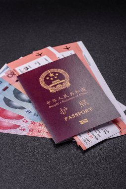 Çin, Çin pasaportu, para ve uçak biletleri. Tasarımınız için arka planda biletleri olan Çin pasaportu