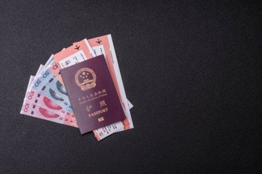 Çin, Çin pasaportu, para ve uçak biletleri. Tasarımınız için arka planda biletleri olan Çin pasaportu