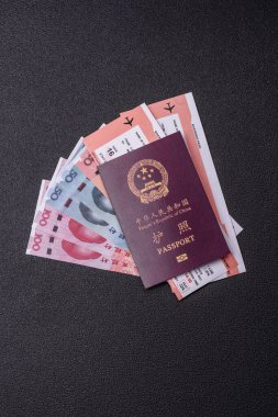 Çin, Çin pasaportu, para ve uçak biletleri. Tasarımınız için arka planda biletleri olan Çin pasaportu