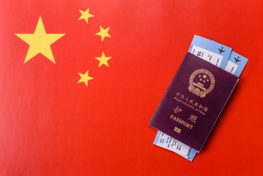 Çin, Çin pasaportu, para ve uçak biletleri. Tasarımınız için arka planda biletleri olan Çin pasaportu