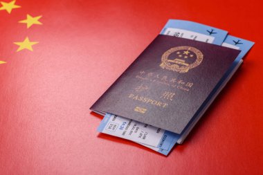 Çin, Çin pasaportu, para ve uçak biletleri. Tasarımınız için arka planda biletleri olan Çin pasaportu