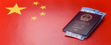 Çin, Çin pasaportu, para ve uçak biletleri. Tasarımınız için arka planda biletleri olan Çin pasaportu