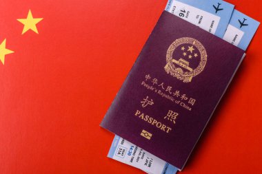 Çin, Çin pasaportu, para ve uçak biletleri. Tasarımınız için arka planda biletleri olan Çin pasaportu