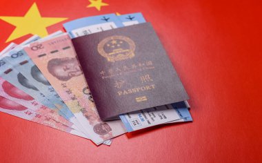 Çin, Çin pasaportu, para ve uçak biletleri. Tasarımınız için arka planda biletleri olan Çin pasaportu
