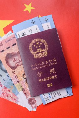 Çin, Çin pasaportu, para ve uçak biletleri. Tasarımınız için arka planda biletleri olan Çin pasaportu