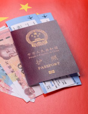 Çin, Çin pasaportu, para ve uçak biletleri. Tasarımınız için arka planda biletleri olan Çin pasaportu