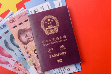 Çin, Çin pasaportu, para ve uçak biletleri. Tasarımınız için arka planda biletleri olan Çin pasaportu