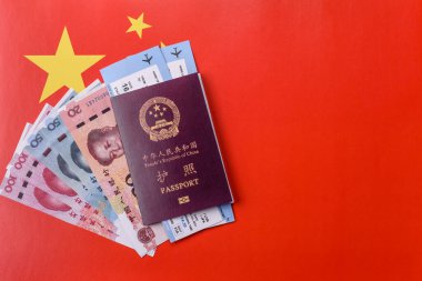 Çin, Çin pasaportu, para ve uçak biletleri. Tasarımınız için arka planda biletleri olan Çin pasaportu