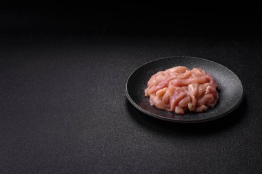 Çiğ tavuk eti şeritler halinde, taze fileto ya da göğüs dilimleri şeklinde kesilmiş. Tasarımınız için parça parça tavuk eti.