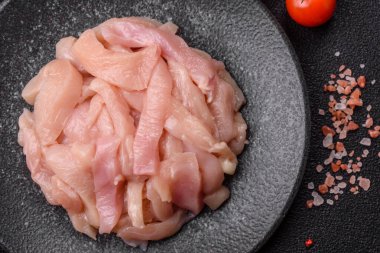 Çiğ tavuk eti şeritler halinde, taze fileto ya da göğüs dilimleri şeklinde kesilmiş. Tasarımınız için parça parça tavuk eti.