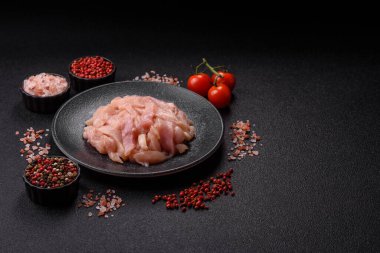 Çiğ tavuk eti şeritler halinde, taze fileto ya da göğüs dilimleri şeklinde kesilmiş. Tasarımınız için parça parça tavuk eti.