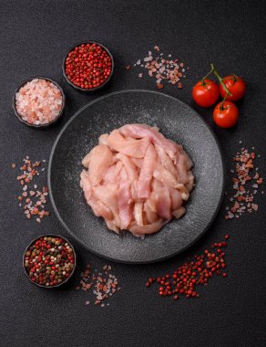 Çiğ tavuk eti şeritler halinde, taze fileto ya da göğüs dilimleri şeklinde kesilmiş. Tasarımınız için parça parça tavuk eti.